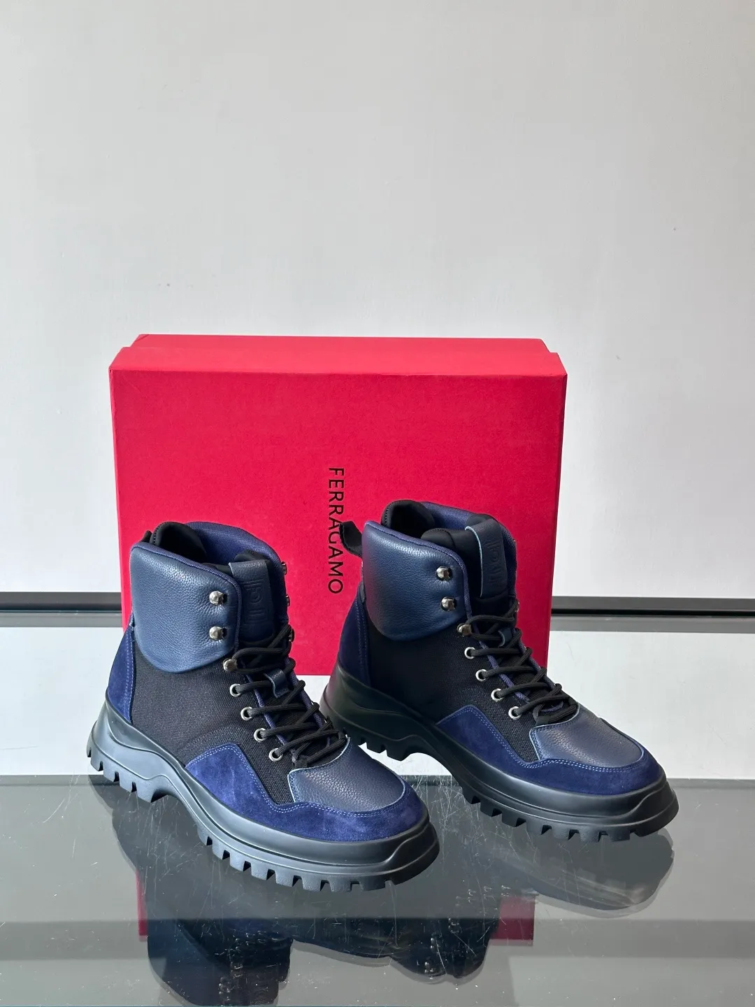Men's shoes 💰960 Ferragamo's thick-soled lace-up short boots are made of suede + fabric splicing. They have a delicate texture and are breathable. The black rubber thick soles are wear-resistant and have strong traction. They can be worn every day outdoors! The shoelaces are super vibrant and the metal fastener details are perfect. The boot shaft is adjustable, comfortable and stable to wear. It goes well with workwear style or casual style in autumn and winter. It is warm and fashionable. It is suitable for outdoor activities or daily commuting! size: 39-44 (customized at 38.45.46)